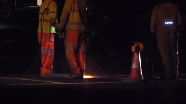 Vista Cámara Lenta Trabajador Carretera Usando Una Lanza Térmica Para — Vídeo de stock