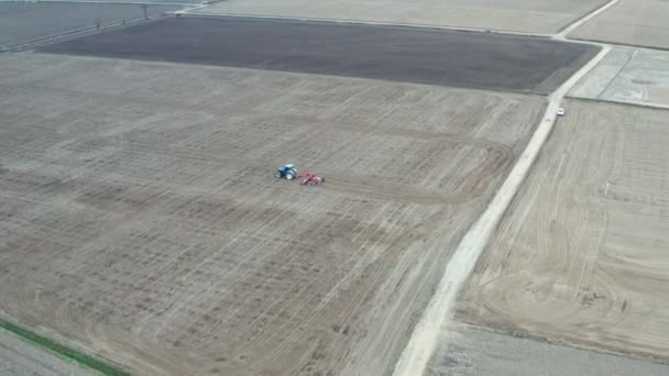 Luftaufnahme Landwirtschaftlicher Flächen Die Vor Der Aussaat Gepflügt Werden — Stockvideo