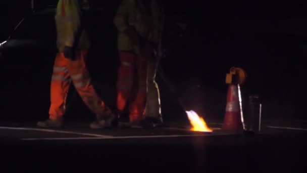 夜間再塗装する前に 幹線道路から白い線を燃やすために熱槍を使用して道路労働者のスローモーションビュー — ストック動画