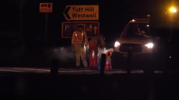 Нерозпізнані Робітники Малюють Головній Дорозі Великій Британії Вночі Повільному Русі — стокове відео