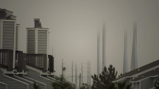 近代的なスタイルの建物や時間の経過した動きでインド川インレットブリッジの塔 曇った曇りの日 — ストック動画