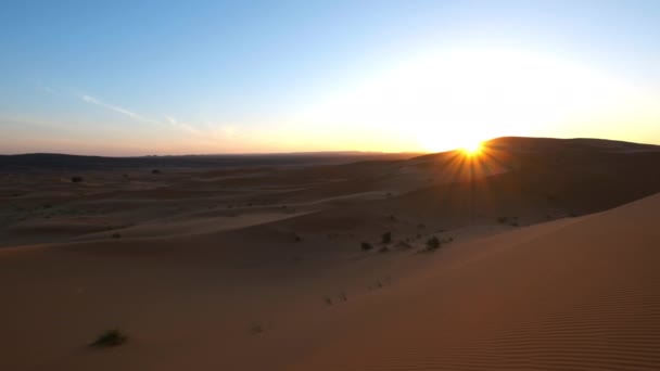 Soluppgång Saharaöknen Nära Merzouga Marocko Handhållen Statisk — Stockvideo