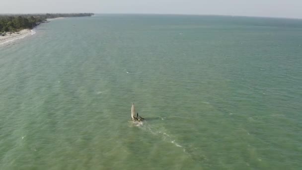 Vissersboot Varen Buurt Van Het Zandstrand Van Dar Salaam Stad — Stockvideo