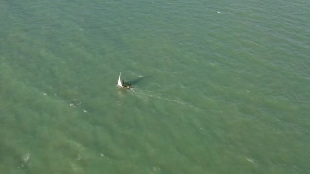 帆のある漁船は タンザニアのダルエスサラームの海岸近くの強風の中 晴れた日に進行中です — ストック動画