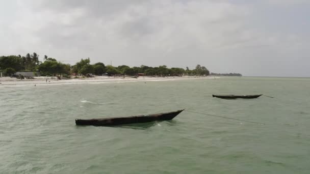 Två Träfiskekanotbåtar Ankrade Nära Stranden Nära Dar Salaam Tanzania — Stockvideo