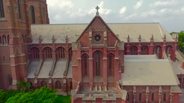 Piękny Widok Lotu Ptaka Krzyż Szczycie Kościoła Kościół Czerwonymi Cegłami — Wideo stockowe