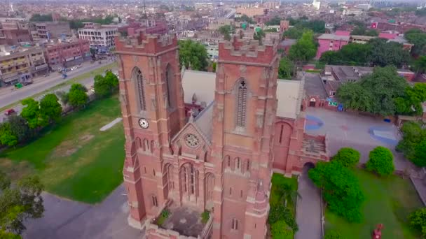 Uma Bela Igreja Velha Topo Fechar Vista Aérea Uma Cruz — Vídeo de Stock