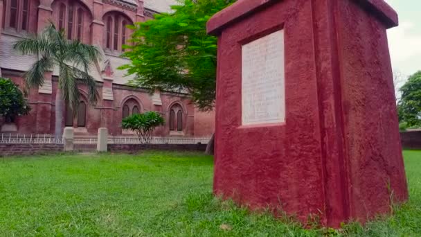 Una Vista Aérea Ángulo Bajo Una Hermosa Iglesia Antigua Hecha — Vídeo de stock