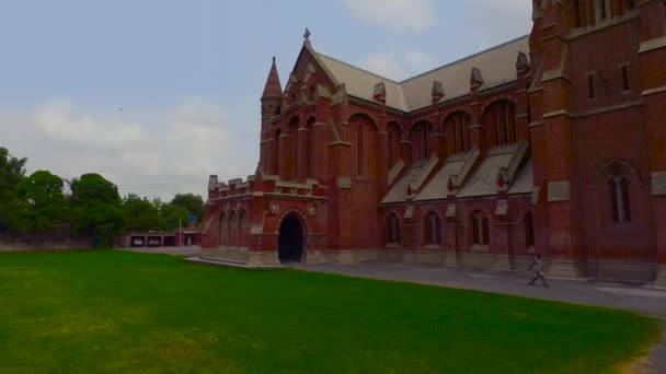 Låg Vinkel Antenn Utsikt Över Vacker Gammal Kyrka Gjord Med — Stockvideo