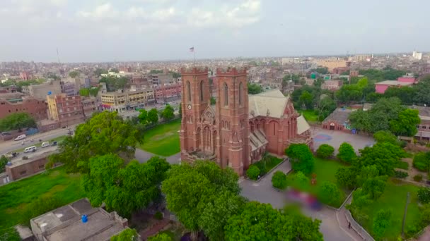 Şehirdeki Güzel Eski Bir Kilisenin Havadan Görünüşü Kilisenin Diğer Tarafında — Stok video