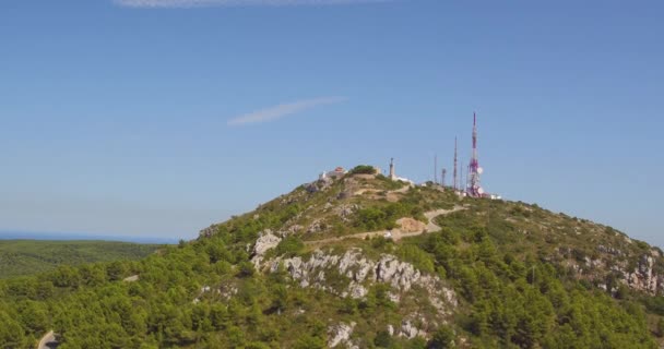 スペイン領メノルカ島のモンテ の空中風景と山道を利用した車 — ストック動画