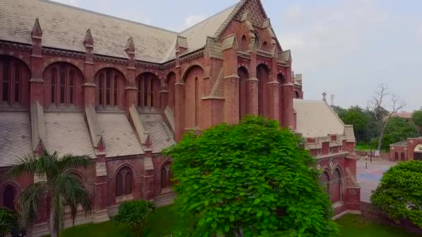 Vista Aérea Uma Bela Igreja Velha Árvores Bonitas Grama Redor — Vídeo de Stock