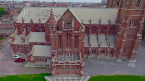 Una Hermosa Vista Aérea Iglesia Vieja Una Cometa Negra Sentó — Vídeos de Stock