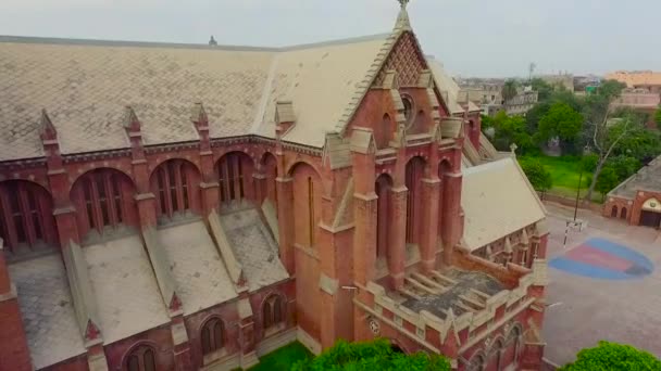 Vue Aérienne Une Belle Vieille Église Beaux Arbres Herbe Autour — Video