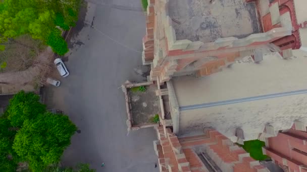 Igreja Graus Vista Rotacional Aérea Uma Van Estacionada Frente Uma — Vídeo de Stock