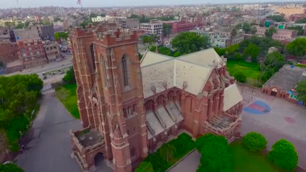 Vista Aérea Una Hermosa Iglesia Antigua Ciudad Tráfico Mueve Otro — Vídeo de stock
