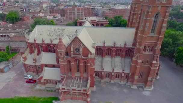 Uma Bela Vista Aérea Igreja Velha Papagaio Preto Sentou Cruz — Vídeo de Stock