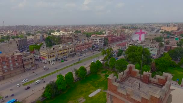 Lot Lotniczy Nad Kościołem Przekraczanie Flagi Minarety Kościoła Widok Miasto — Wideo stockowe