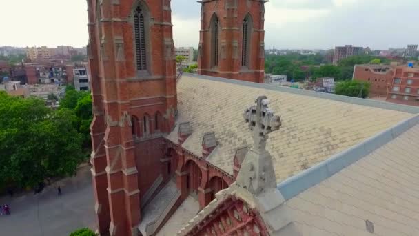 Vista Aérea Topo Igreja Com Cidade Fundo Papagaio Preto Sentar — Vídeo de Stock
