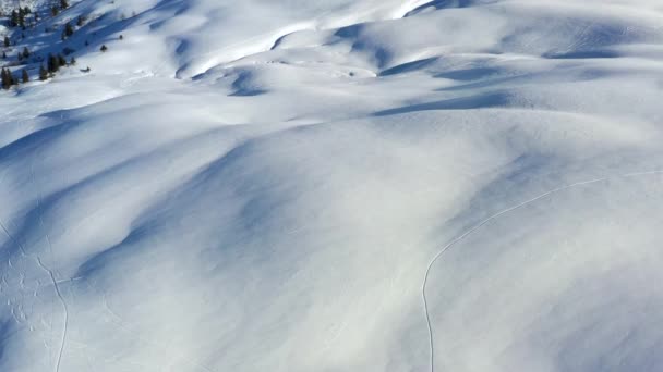 雪原からの空の景色は モンブランと太陽の下で周囲の山々 冬のフランスアルプスを明らかにする — ストック動画