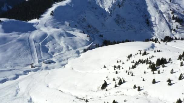햇살을 받으며 프랑스 알프스 산맥에 있는아를 리조트와 스카이라인을 날아오르는 — 비디오