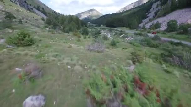 Voando Lado Estrada Sobre Riacho Bela Col Noyer — Vídeo de Stock