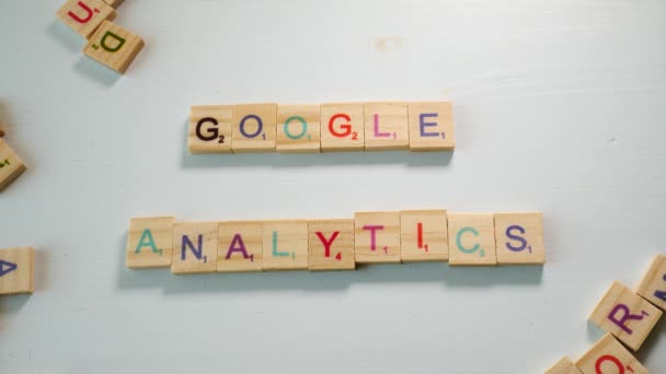 Soletrando Frase Google Analytics Com Letras Madeira Fundo White Com — Vídeo de Stock