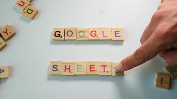 Een Tafel Met Verspreide Houten Letters Een Persoon Die Google — Stockvideo