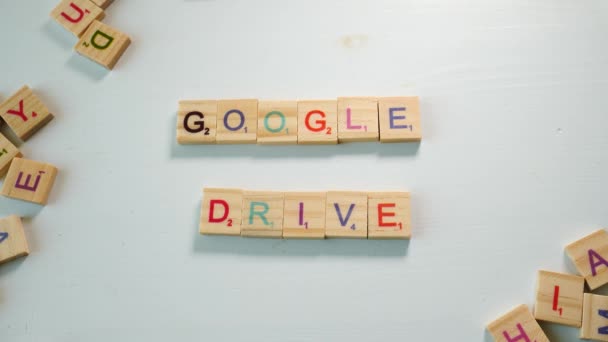 Uma Pessoa Adicionando Letra Frase Google Drive Com Letras Madeira — Vídeo de Stock