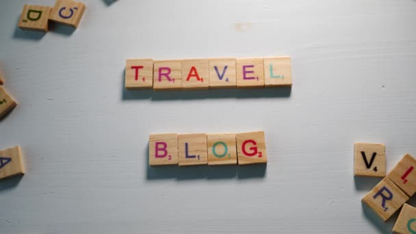 Het Spellen Van Travel Blog Met Houten Letters Een Witte — Stockvideo