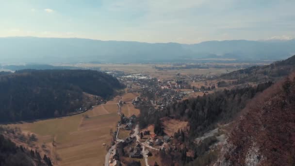 Drone Tiro Uma Bela Aldeia Pequena Cidade Cidade Cercada Montanhas — Vídeo de Stock