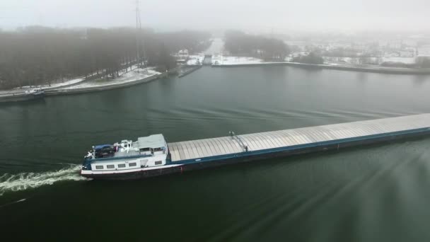 Ein Frachtboot Das Winter Durch Einen Kanal Fährt — Stockvideo