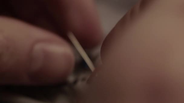 刺繍糸を結びつける — ストック動画