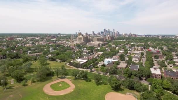 Minneapolis Skyline Baseball Field Foreground — Αρχείο Βίντεο