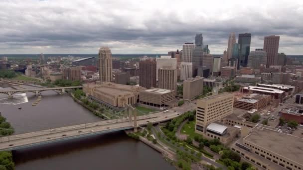 Rio Mississippi Com Minneapolis Skyline — Vídeo de Stock