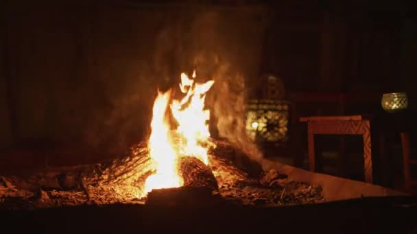 Statische Aufnahme Eines Lagerfeuers Einem Wüstenlager Der Nähe Von Merzouga — Stockvideo
