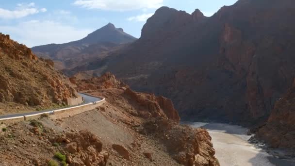 Horský Průsmyk Přes Pohoří Atlas Maroku Blížícím Náklaďákem Statický Výstřel — Stock video