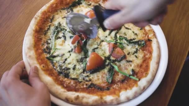 Primer Plano Pizza Cortada Por Hombre Con Cortador Pizza Rebanadas — Vídeo de stock