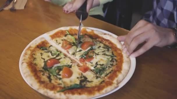 Primer Plano Pizza Cortada Por Hombre Con Cortador Pizza Rodajas — Vídeo de stock