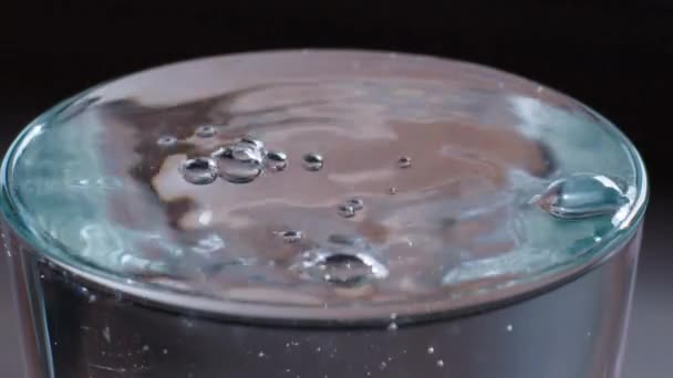 水がガラスに滴り落ちています — ストック動画