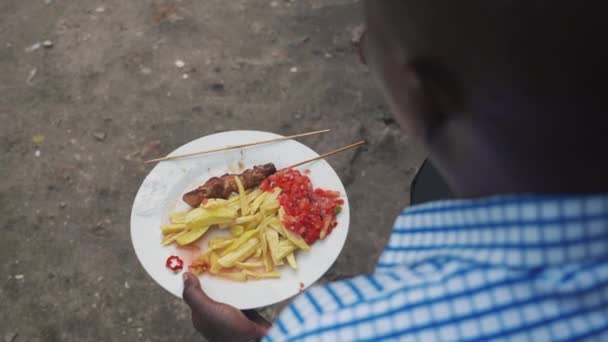 Ein Mann Isst Ein Lokales Afrikanisches Streetfood Dar Salaam Tansania — Stockvideo