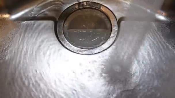 배수구 아래로 내려가는 싱크대를 수돗물 꼭지를 — 비디오