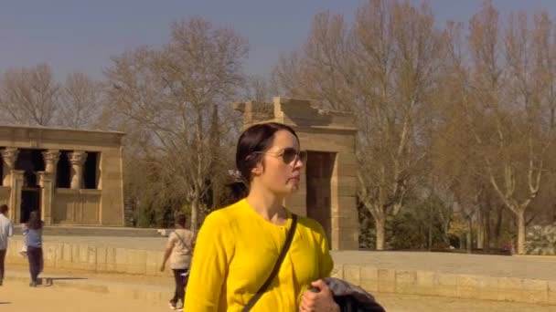 Jovem Turista Caminhando Pelo Monumento Egípcio Templo Debod Madrid — Vídeo de Stock