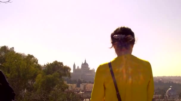 Touristin Gelben Hemd Genießt Einen Guten Blick Auf Die Skyline — Stockvideo