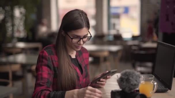 Mooi Meisje Koffieshop Typt Een Bericht Haar Telefoon — Stockvideo