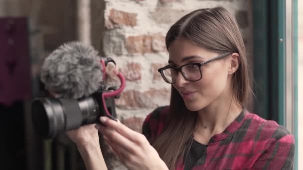 Mulher Usando Uma Câmera Para Capturar Vídeo Áudio Vlog — Vídeo de Stock