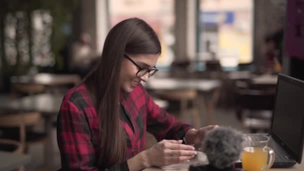 Krásná Dívka Swiping Svém Telefonu Kavárně Při Pití Pomerančové Šťávy — Stock video