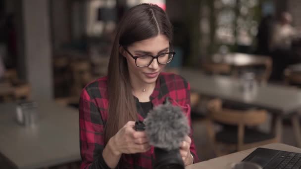 Smuk Pige Skriver Sin Bærbare Computer Kaffebaren – Stock-video