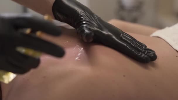 Femme Paisible Bénéficiant Massage Dos Tout Obtenant Lotion Appliquée — Video