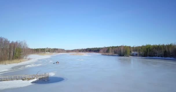 Aerea Motoslitta Rossa Sul Lago Ghiacciato Con Ghiaccio Bianco Bellissimo — Video Stock